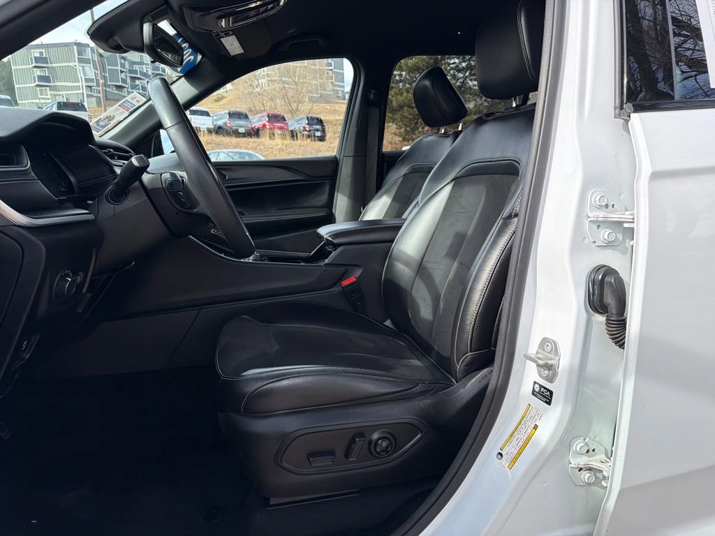 Used 2023 Jeep Grand Cherokee L Laredo image 11