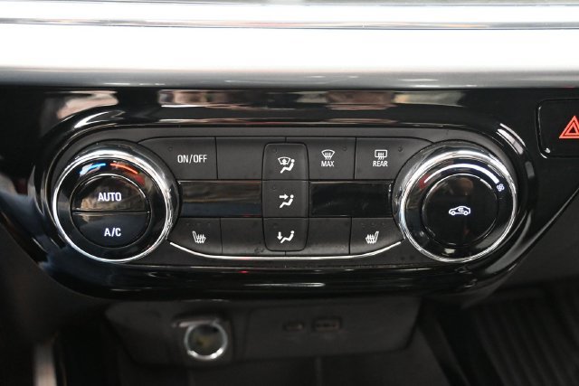 Used 2025 Chevrolet Trax LT w/ LT Convenience Package FWD image 21