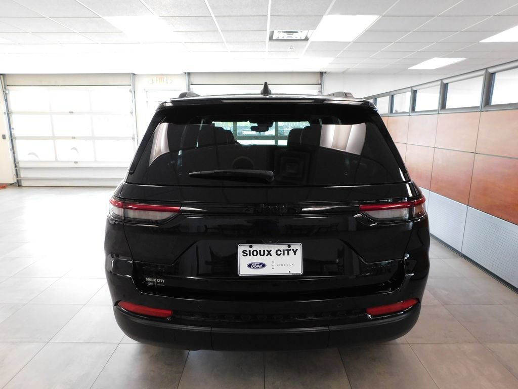 Used 2024 Jeep Grand Cherokee Limited w/ Black Appearance Package AWD/4WD image 5