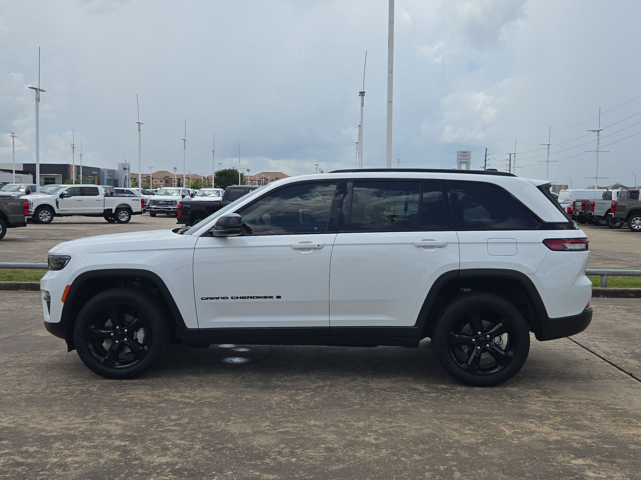 Used 2023 Jeep Grand Cherokee Limited w/ Black Appearance Package RWD image 9