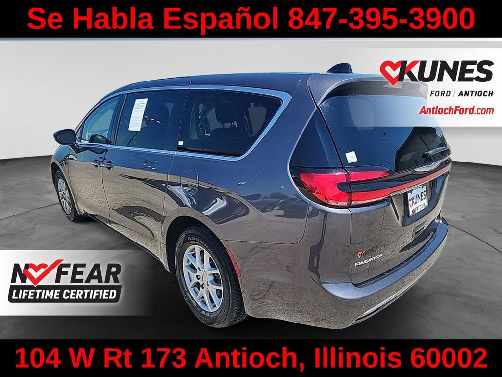 Used 2023 Chrysler Pacifica Touring-L FWD image 8