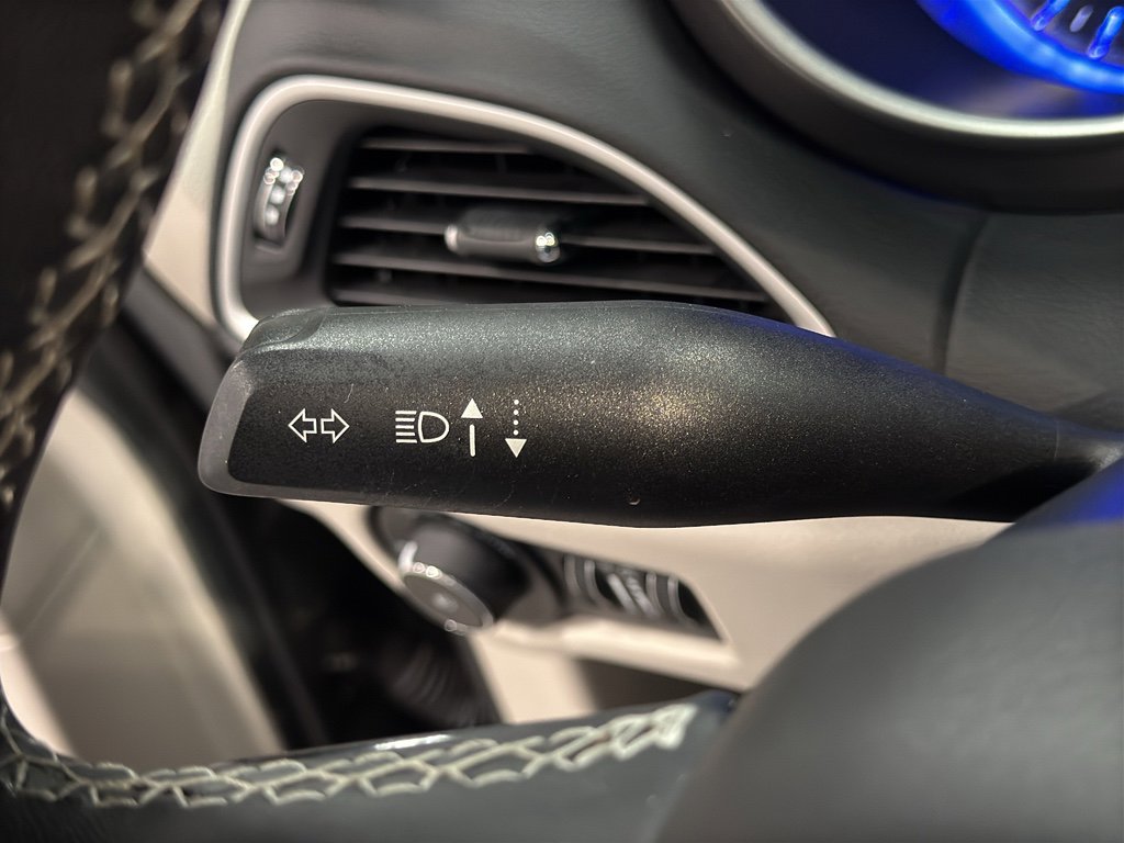 Used 2023 Chrysler Pacifica Touring-L image 16