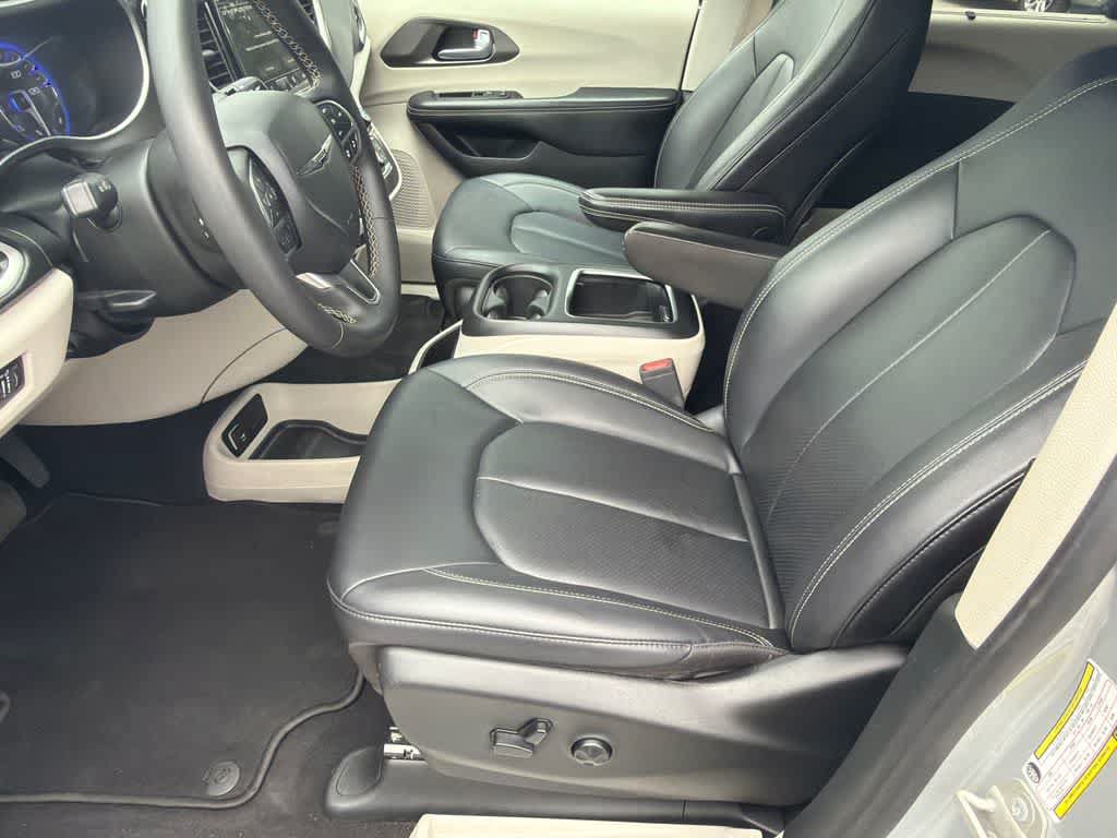 Used 2024 Chrysler Pacifica Touring-L FWD image 10