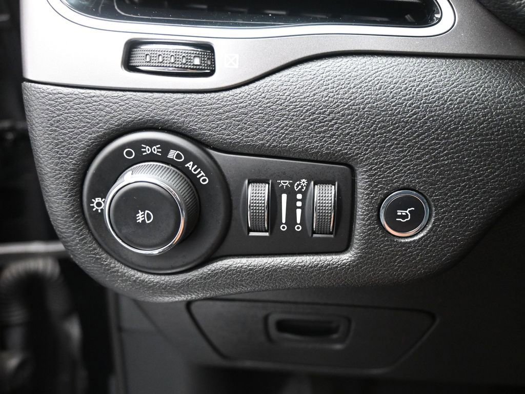 Used 2019 Jeep Cherokee Limited w/ Technology Group image 42