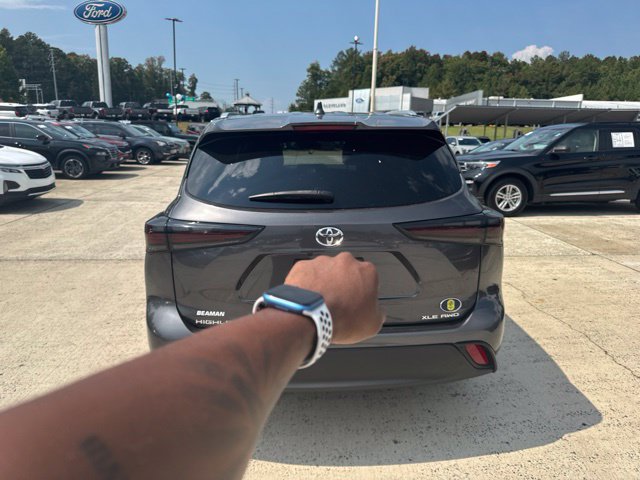 Used 2023 Toyota Highlander XLE AWD/4WD image 11