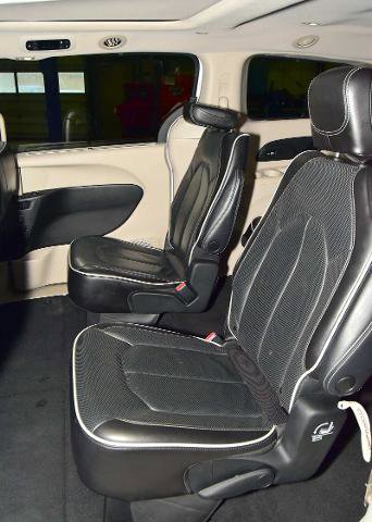 Used 2023 Chrysler Pacifica Limited image 32