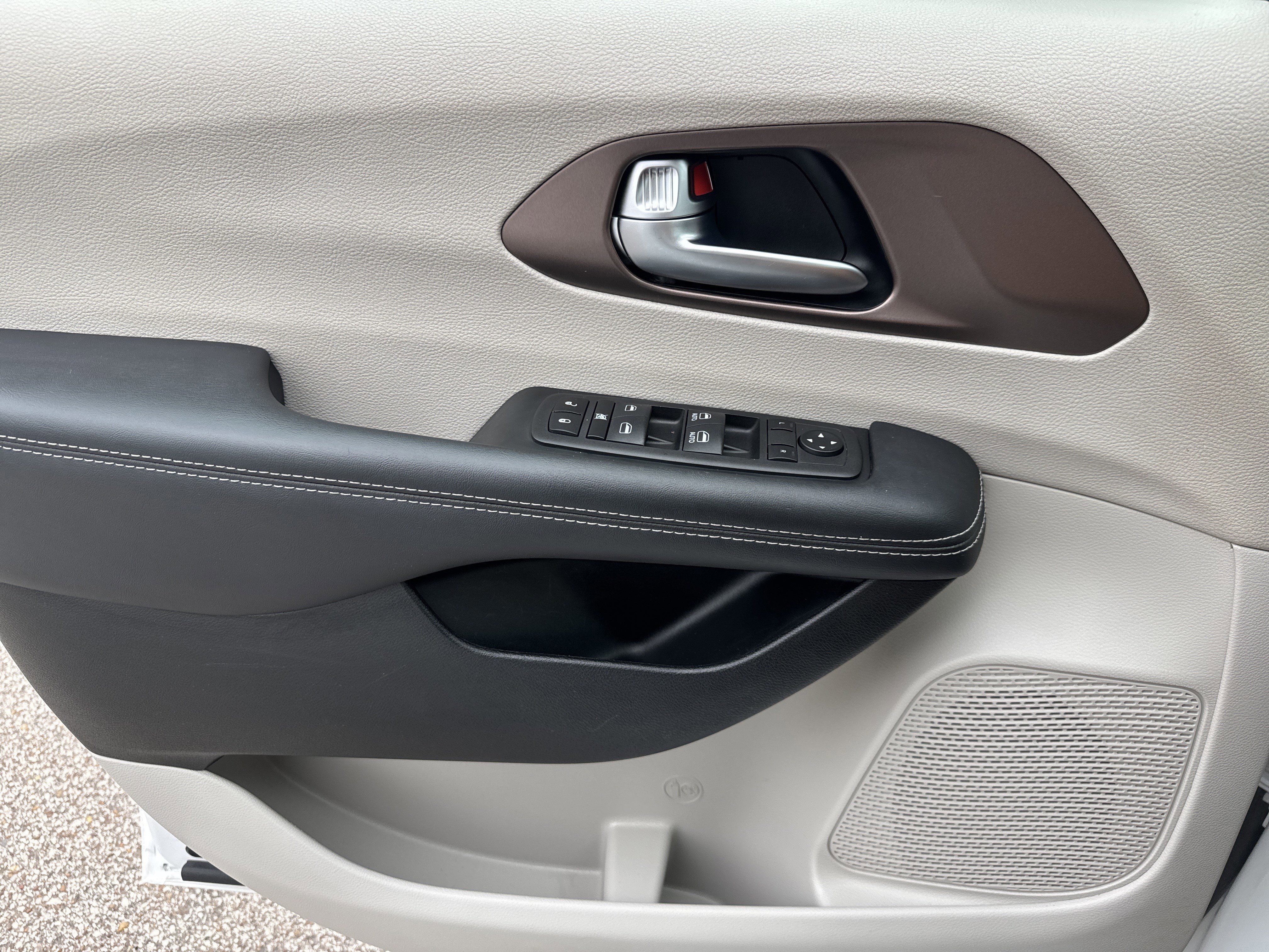 Used 2023 Chrysler Voyager LX image 14