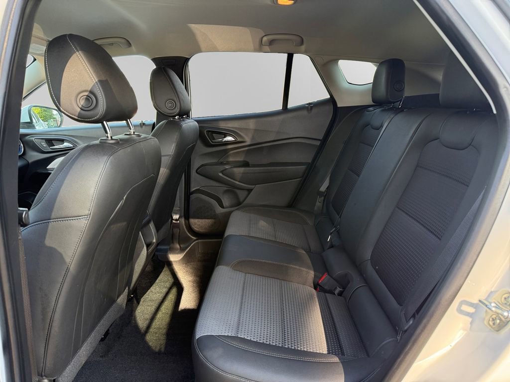 Used 2025 Chevrolet Trax LT FWD image 13
