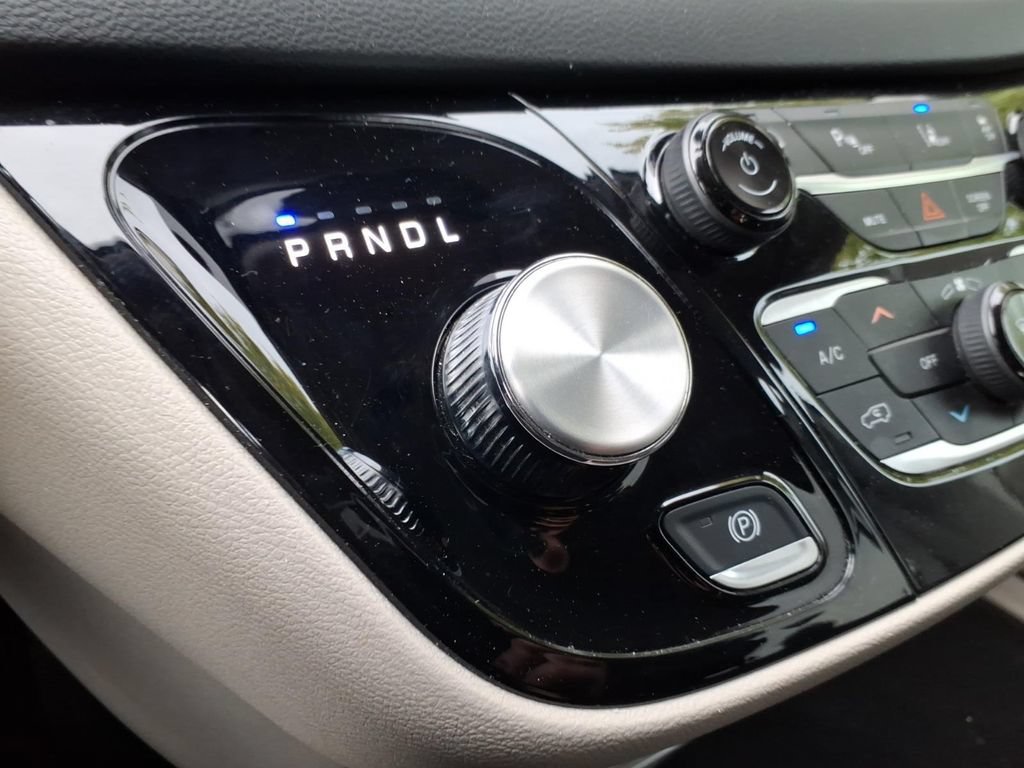 Used 2024 Chrysler Pacifica Touring-L FWD image 27