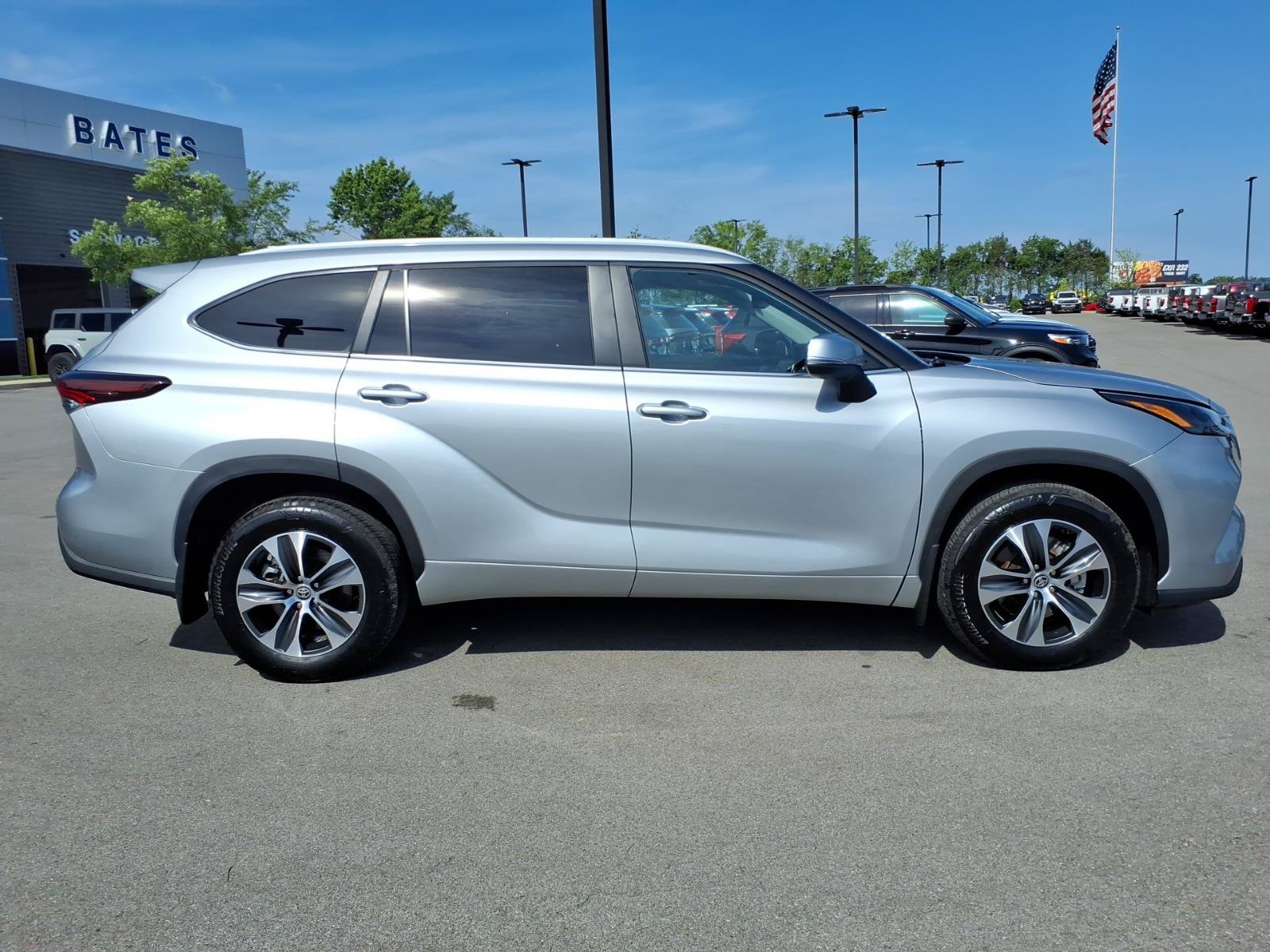 Used 2025 Toyota Highlander XLE AWD/4WD image 2