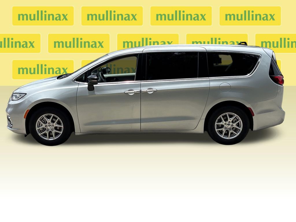 Used 2024 Chrysler Pacifica Touring-L FWD image 11