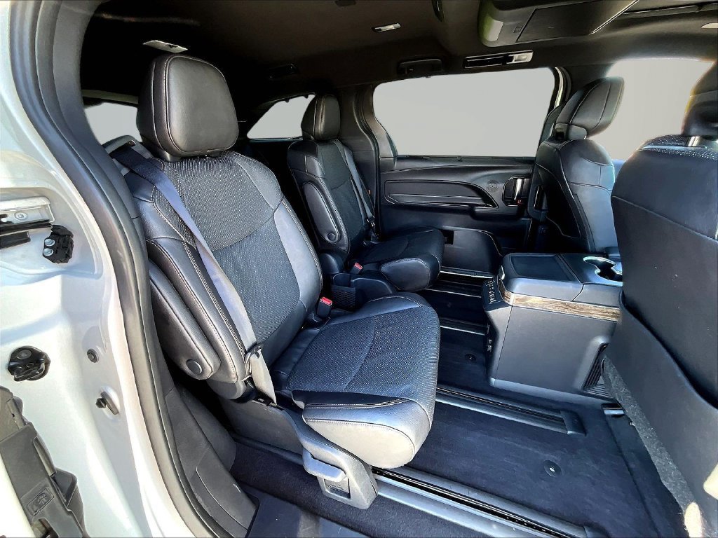Used 2025 Toyota Sienna Platinum AWD/4WD image 32