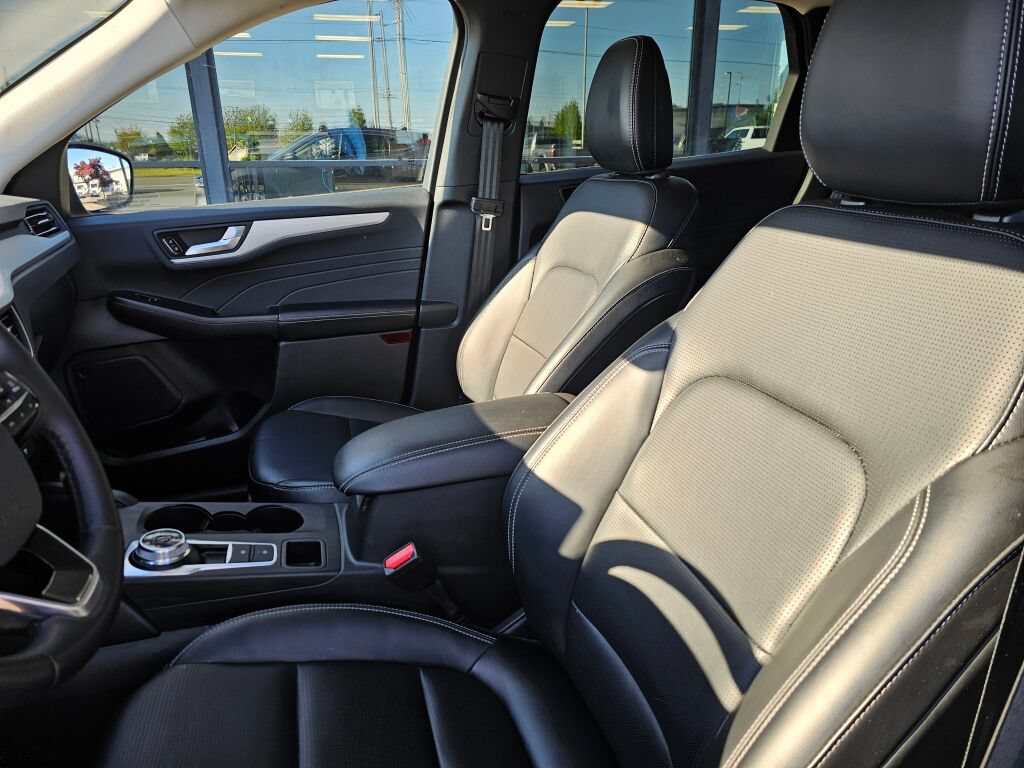 Certified 2025 Ford Escape Platinum AWD/4WD image 18