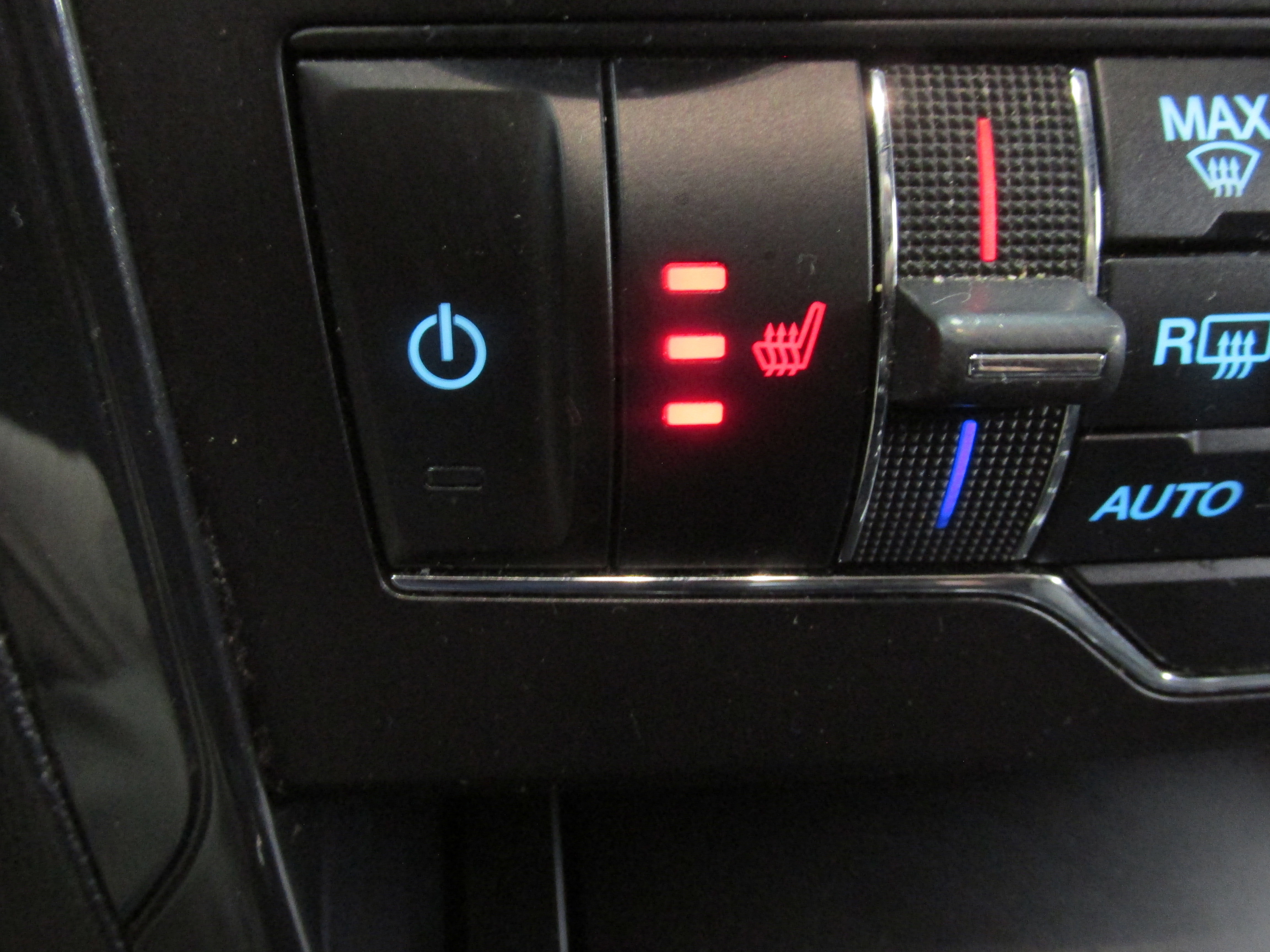 Certified 2019 Ford Explorer XLT w/ Equipment Group 202A image 40