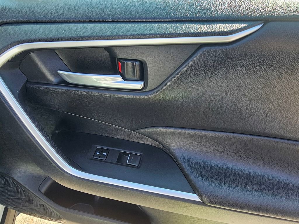 Used 2022 Toyota RAV4 XLE Premium image 8