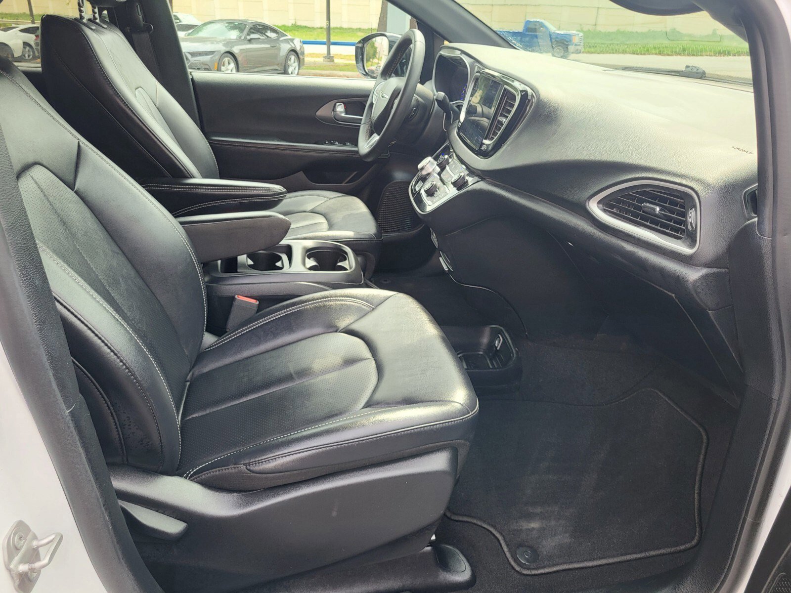 Used 2025 Chrysler Pacifica Select image 12