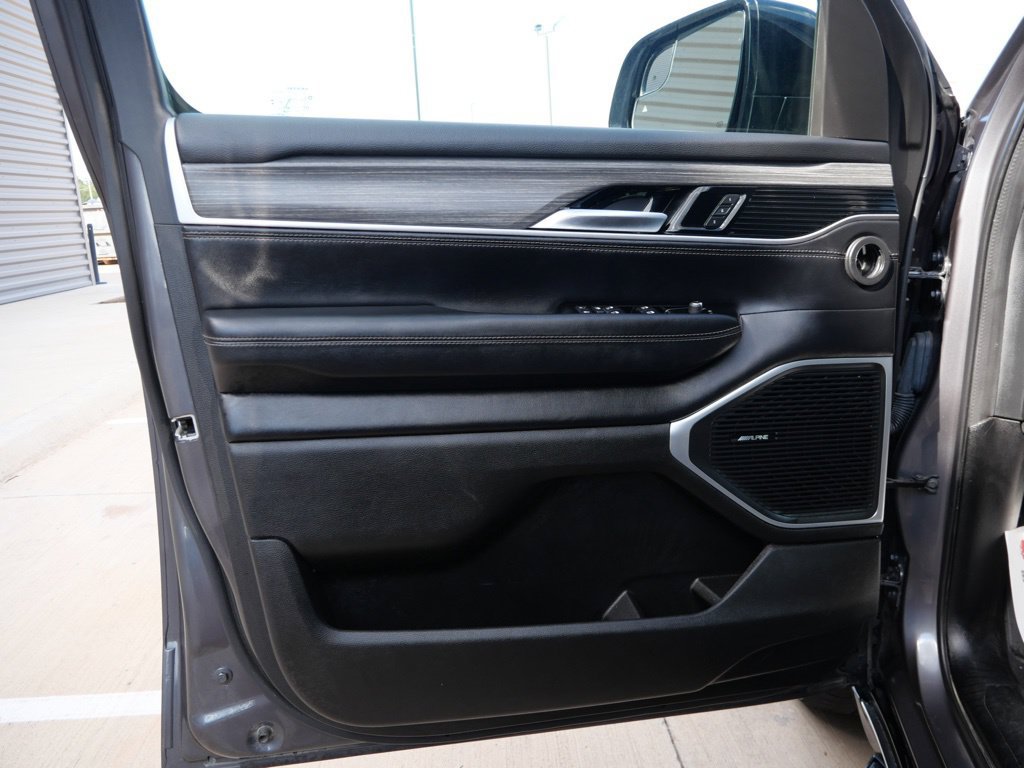Used 2024 Jeep Wagoneer L Series III w/ Flexible Seating Group AWD/4WD image 17