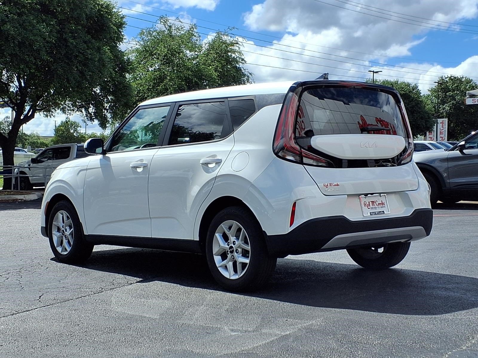 Used 2023 Kia Soul LX w/ LX Technology Package FWD image 8