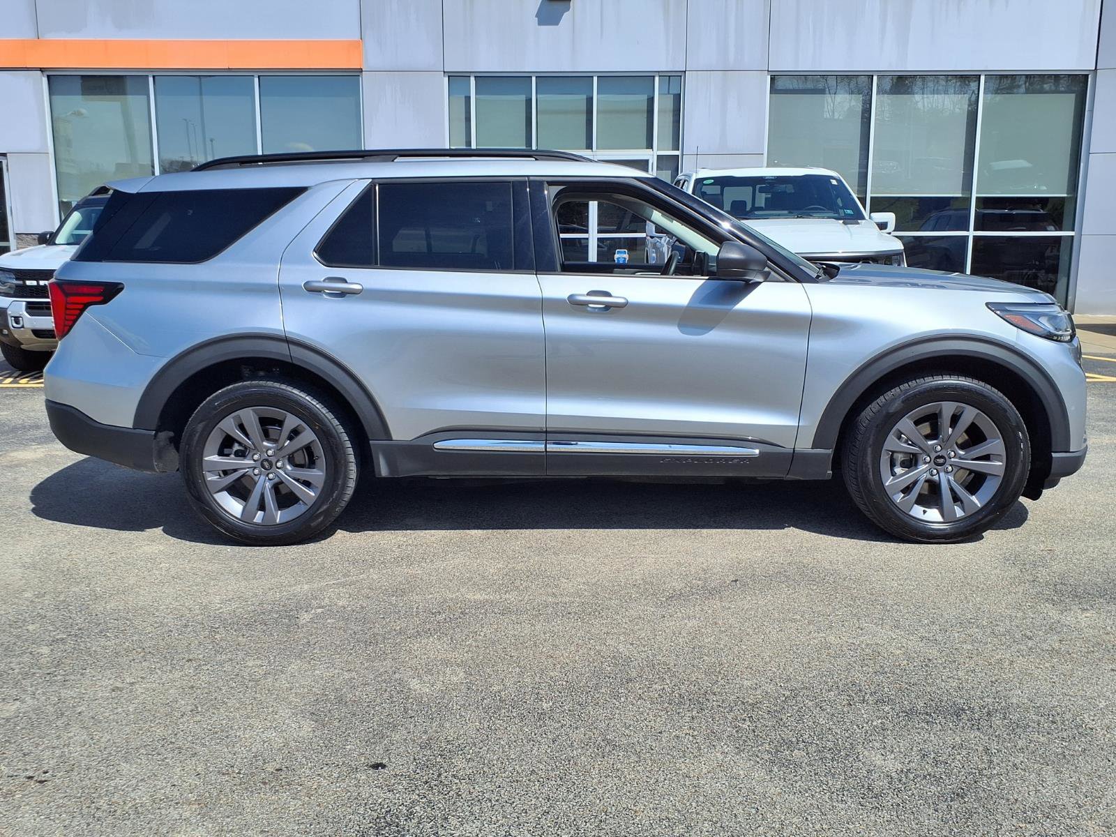 Certified 2025 Ford Explorer Active w/ Active Comfort Package AWD/4WD image 6
