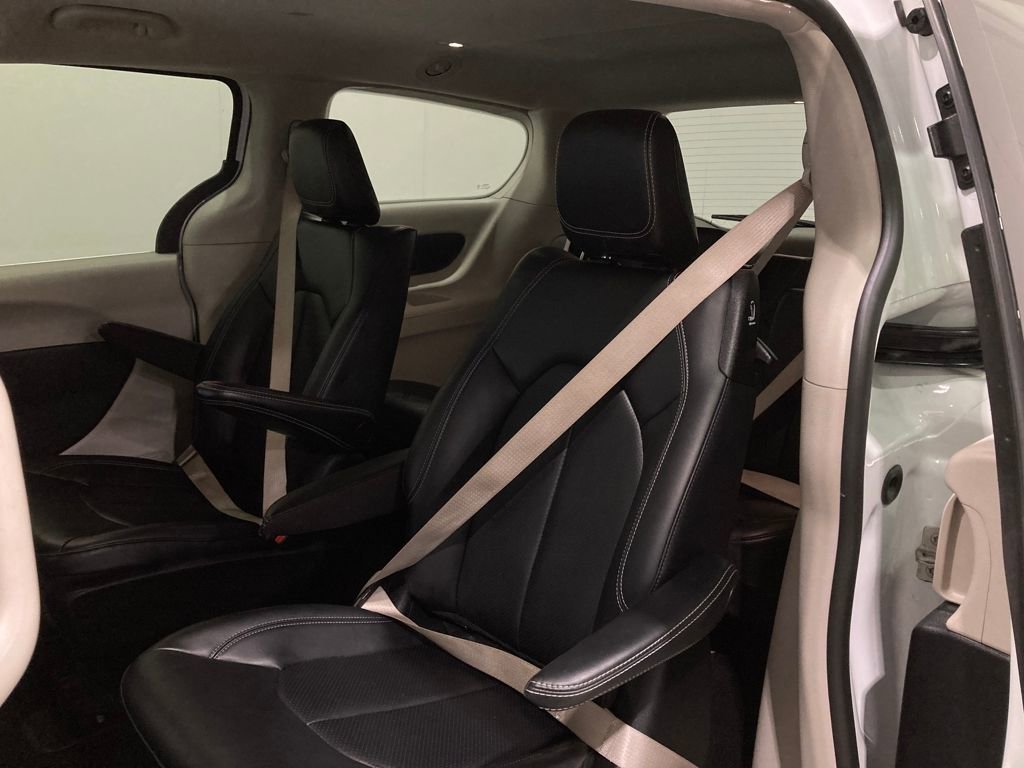 Used 2023 Chrysler Pacifica Touring-L image 15