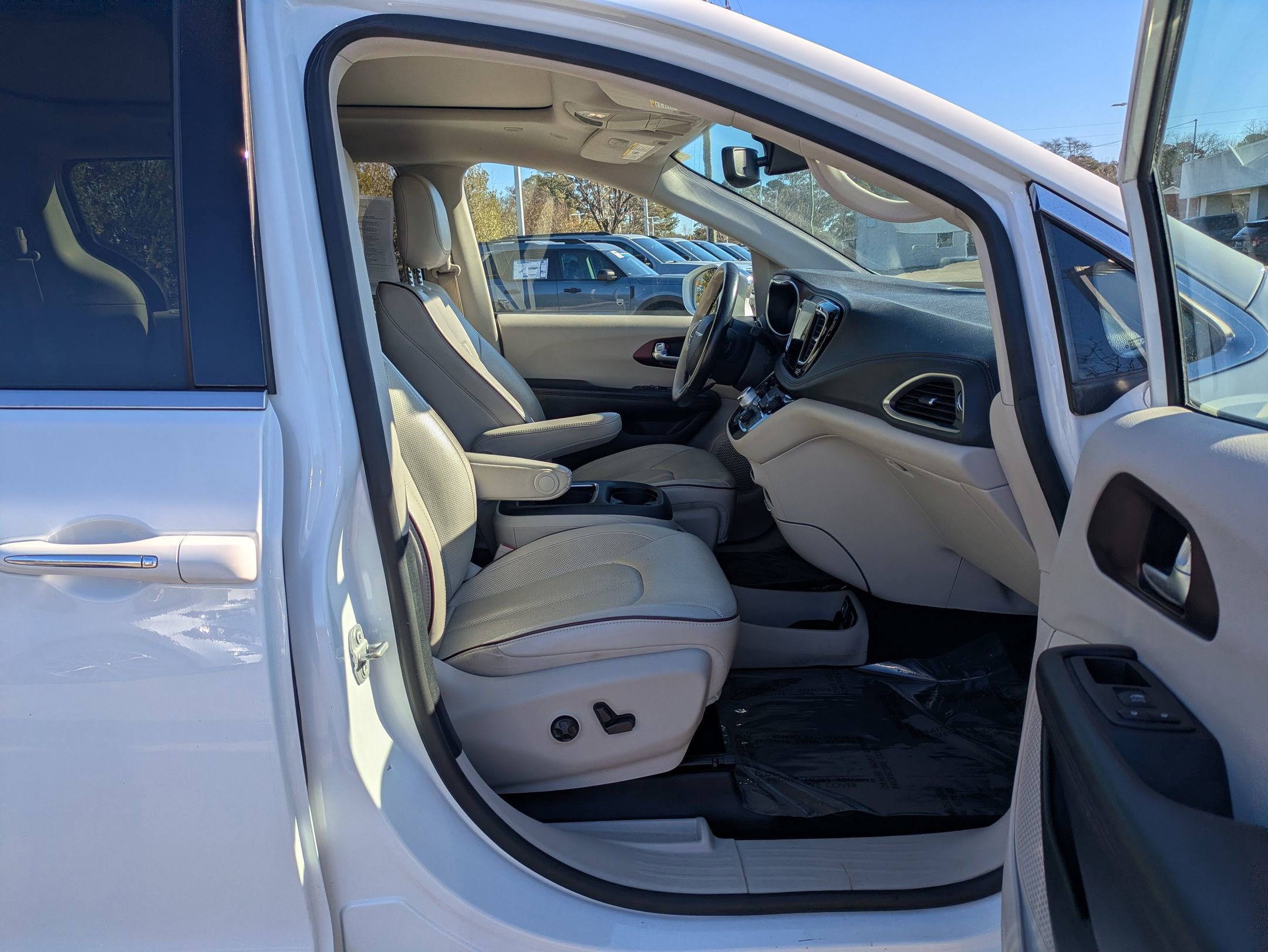 Used 2020 Chrysler Pacifica Limited image 33