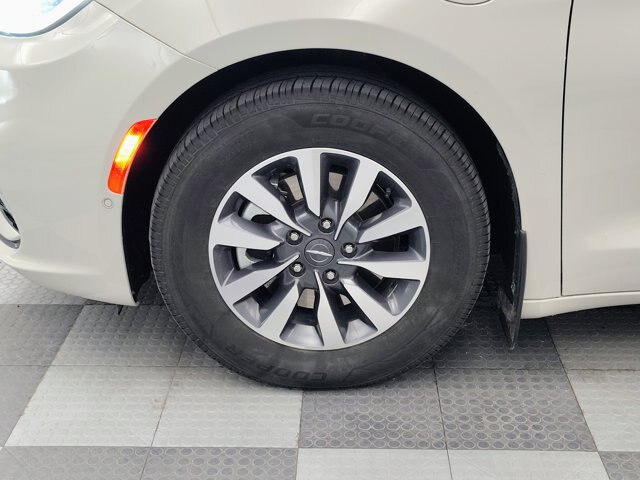 Used 2021 Chrysler Pacifica Touring-L w/ Uconnect Theater Family Group FWD image 9