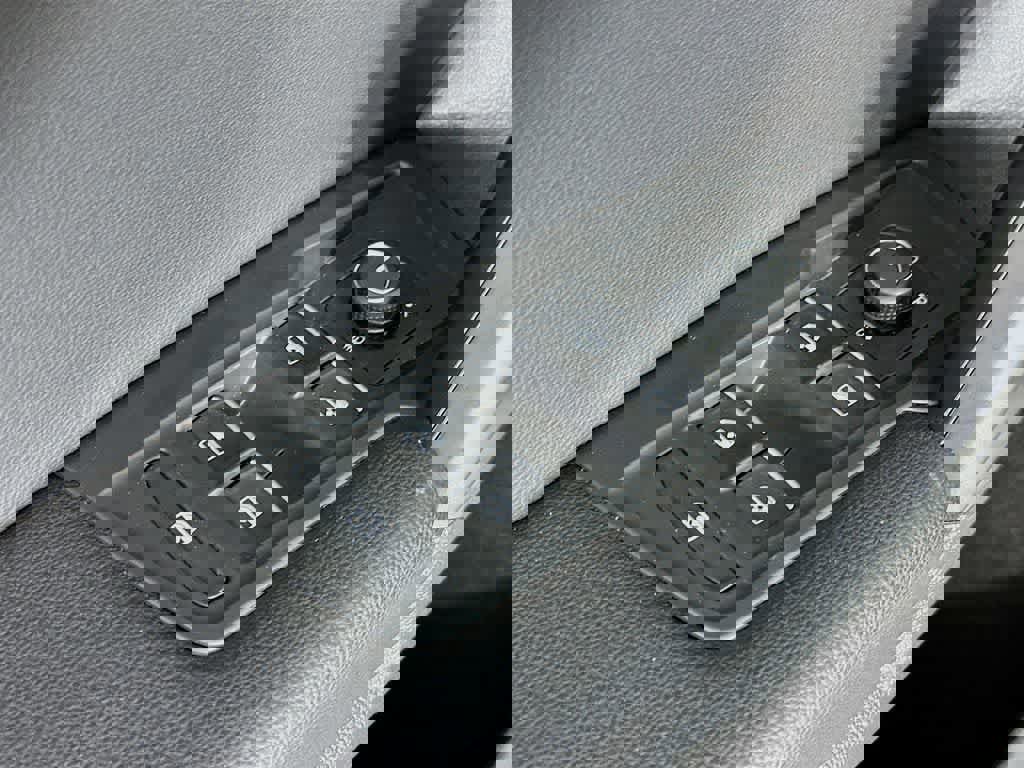 Used 2021 Volkswagen Tiguan SE image 29