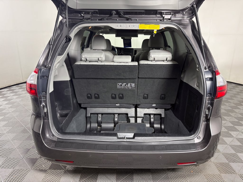 Used 2020 Toyota Sienna Limited Premium w/ Carpet Mat Package FWD image 33