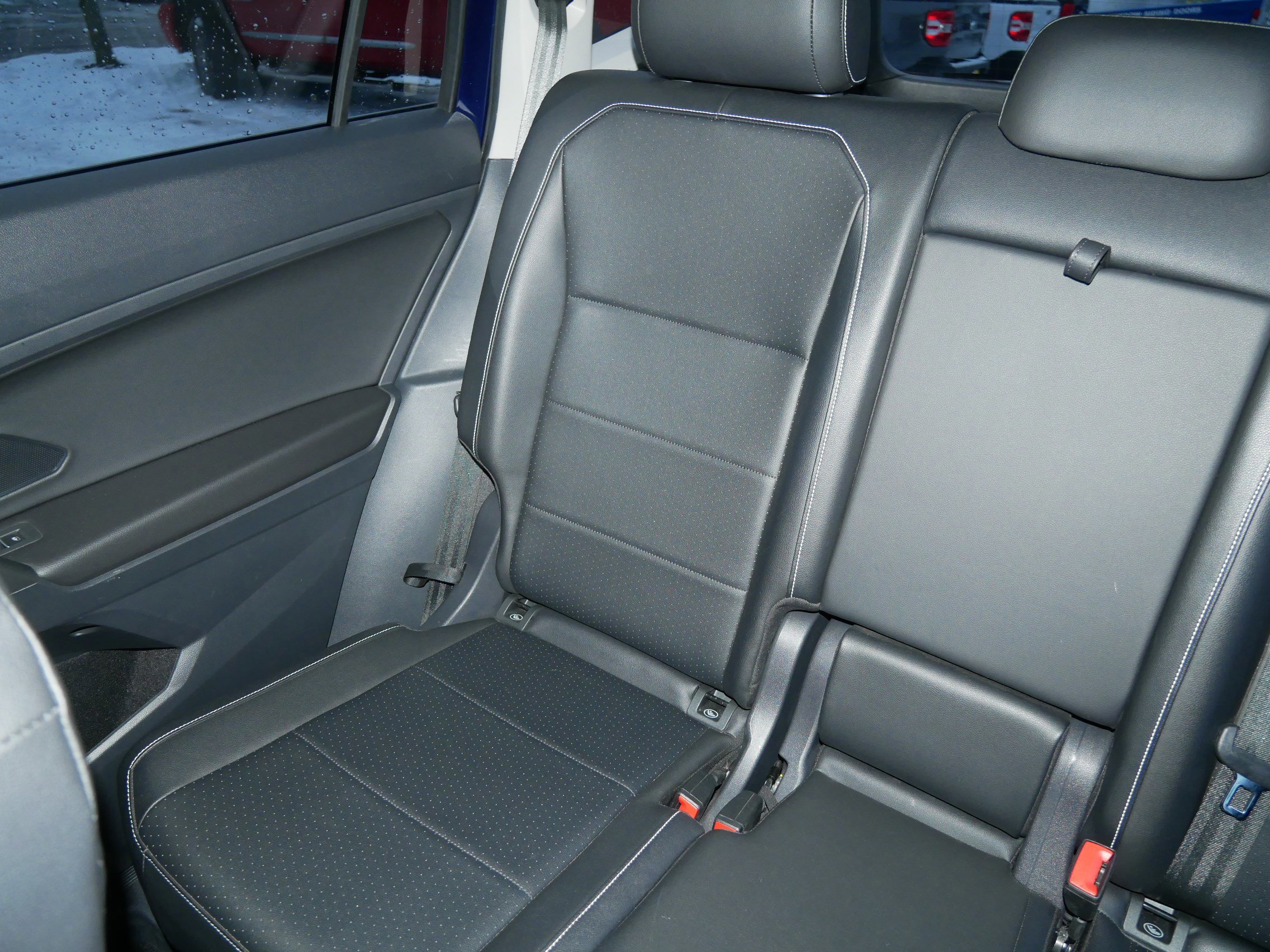 Used 2021 Volkswagen Tiguan SE w/ Panoramic Sunroof Package image 12