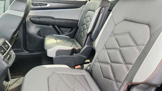 Used 2025 Volkswagen Atlas Peak Edition SE image 30