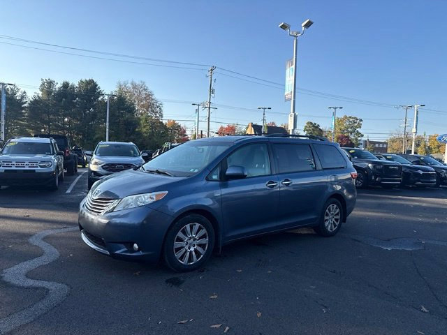Used 2017 Toyota Sienna XLE AWD/4WD image 3