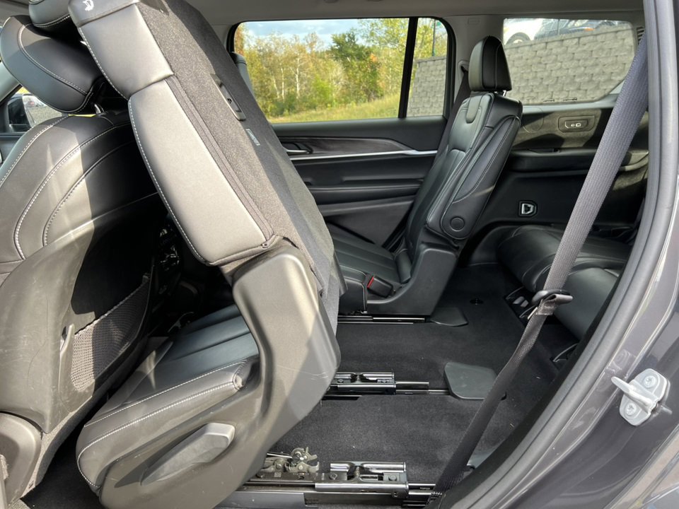 Used 2022 Jeep Grand Cherokee L Limited image 13