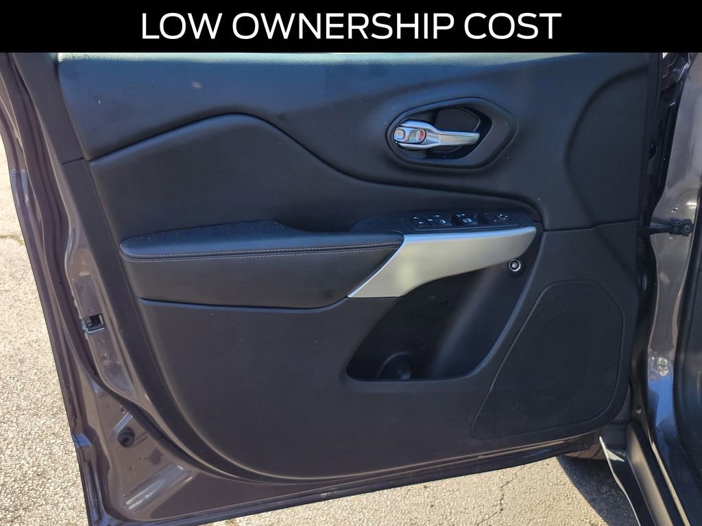 Used 2018 Jeep Cherokee Latitude Plus w/ Cold Weather Group AWD/4WD image 17