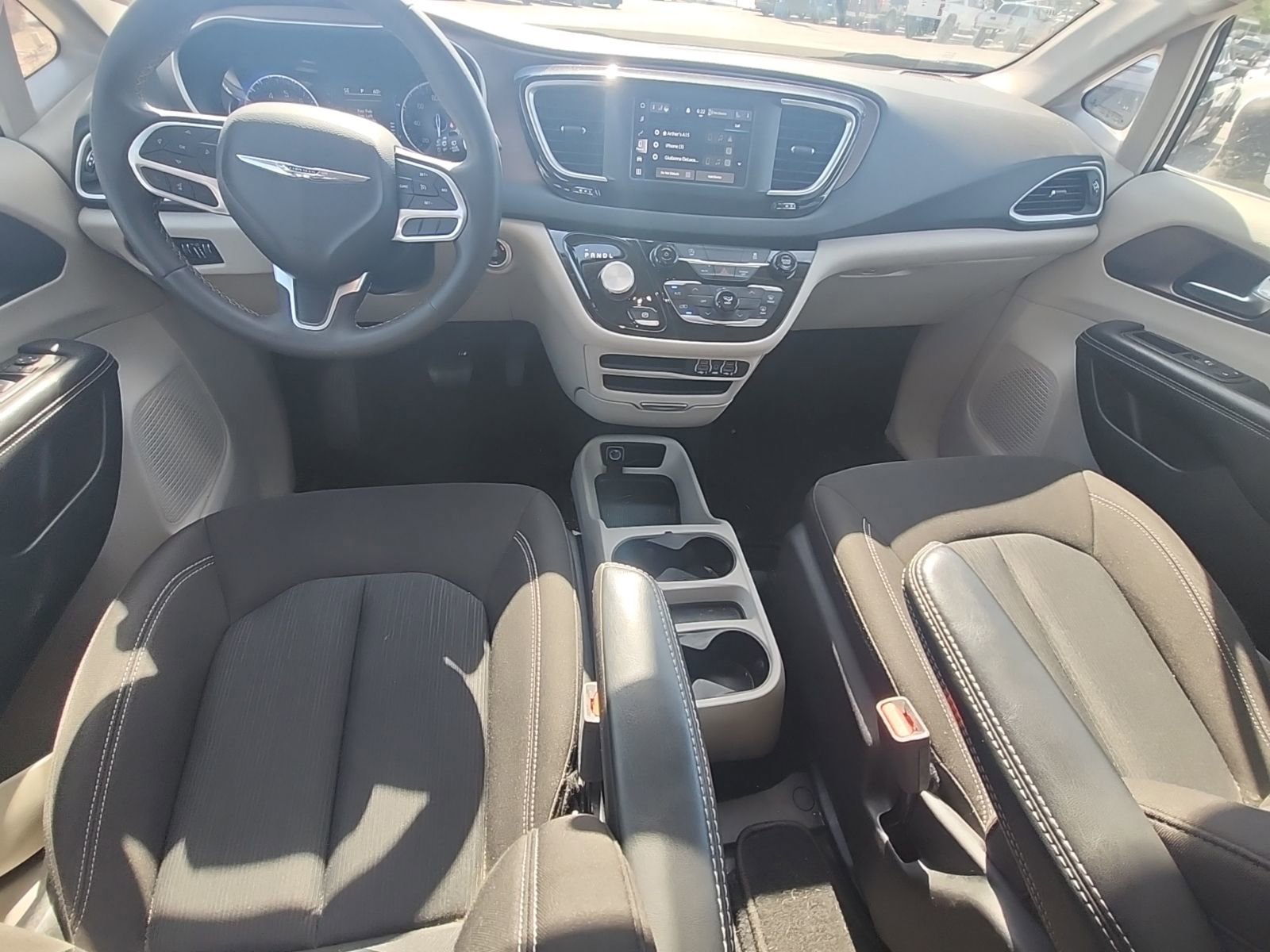 Used 2023 Chrysler Voyager LX image 5