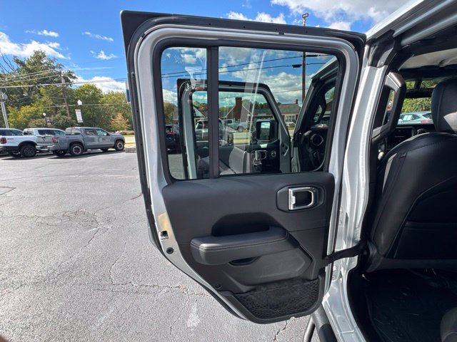 Used 2022 Jeep Wrangler Unlimited Sahara w/ Cold Weather Group AWD/4WD image 11
