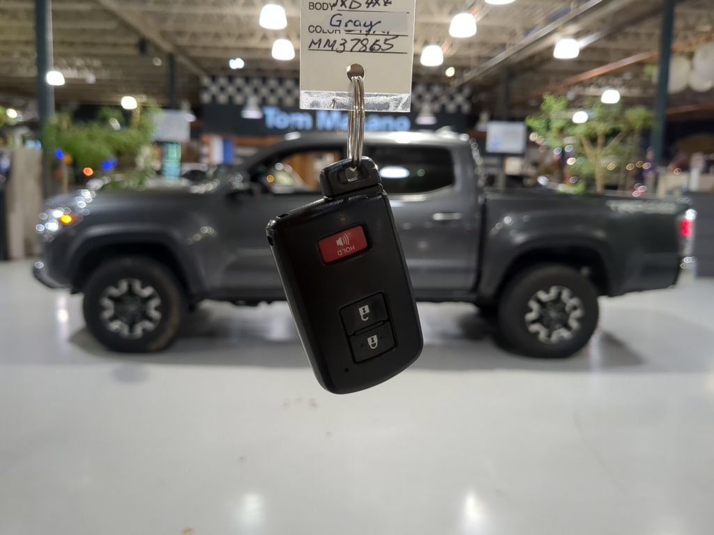 Used 2021 Toyota Tacoma TRD Off-Road AWD/4WD image 4
