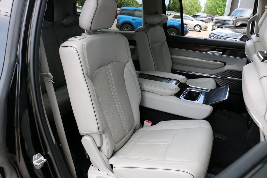 Used 2023 Jeep Grand Wagoneer Series II AWD/4WD image 32