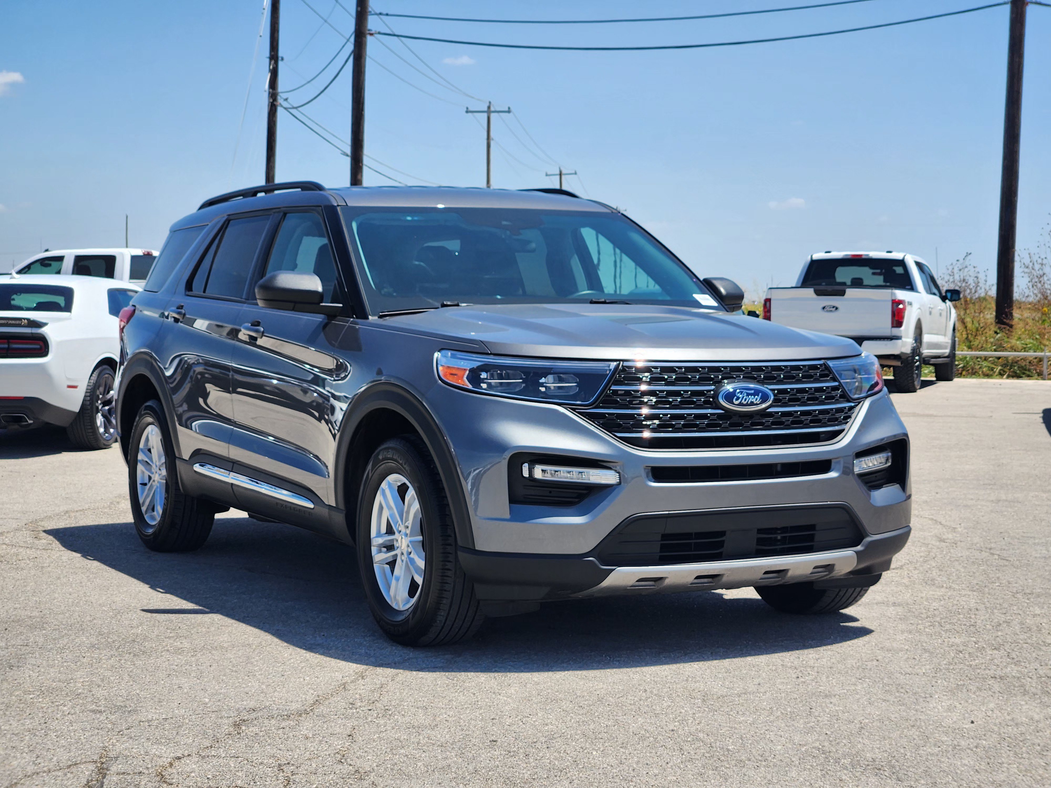 Certified 2023 Ford Explorer XLT w/ Equipment Group 202A AWD/4WD image 3