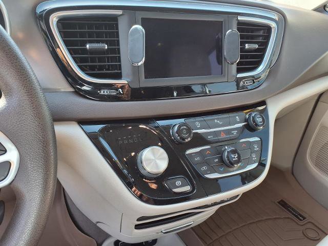 Used 2021 Chrysler Voyager Lxi image 12