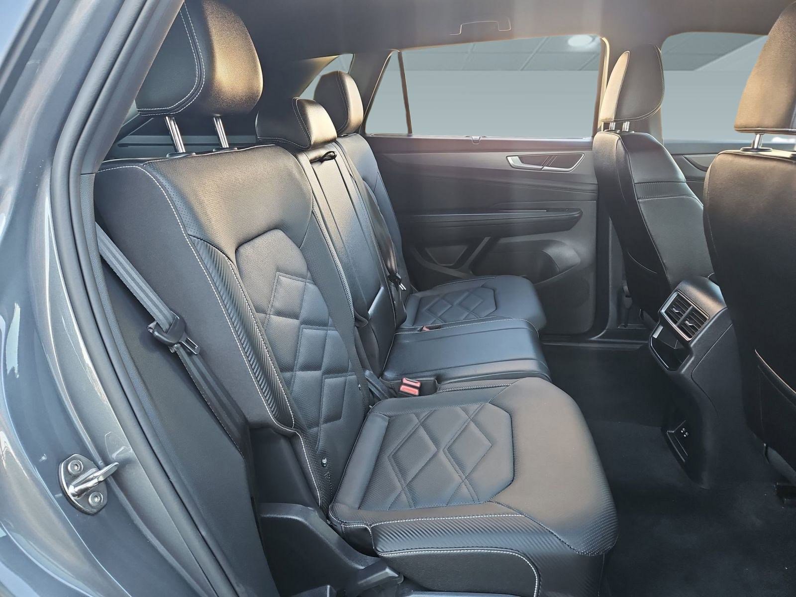 Used 2025 Volkswagen Atlas Cross Sport SE image 29