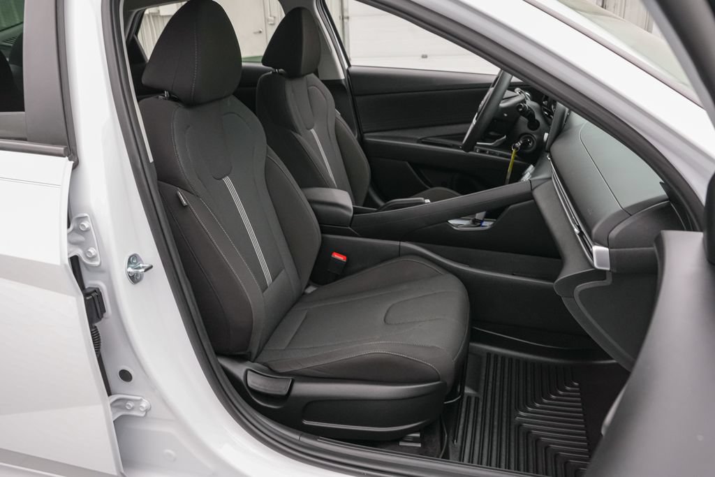 Used 2025 Hyundai Elantra SE FWD image 21