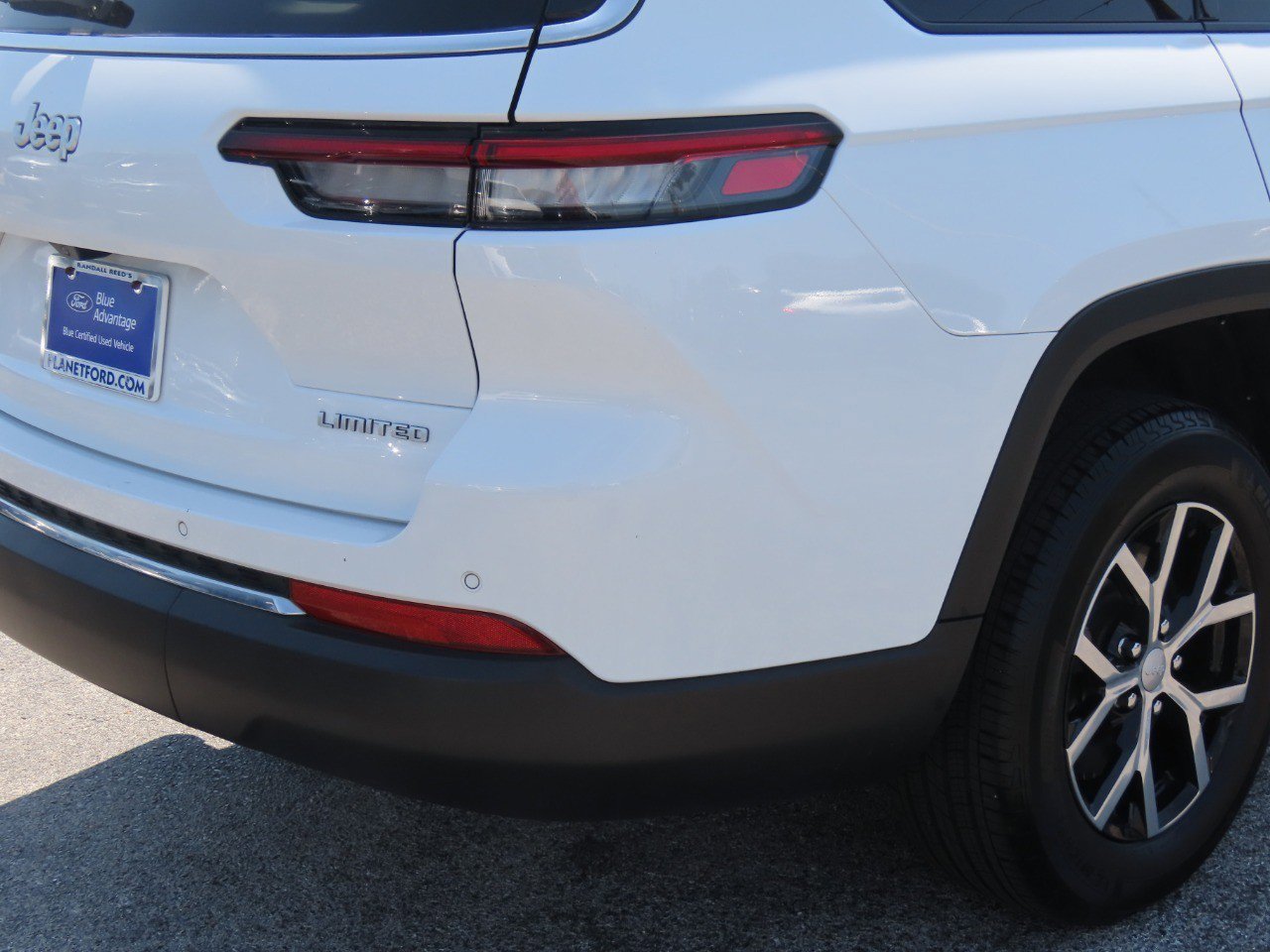 Used 2024 Jeep Grand Cherokee L Limited RWD image 10