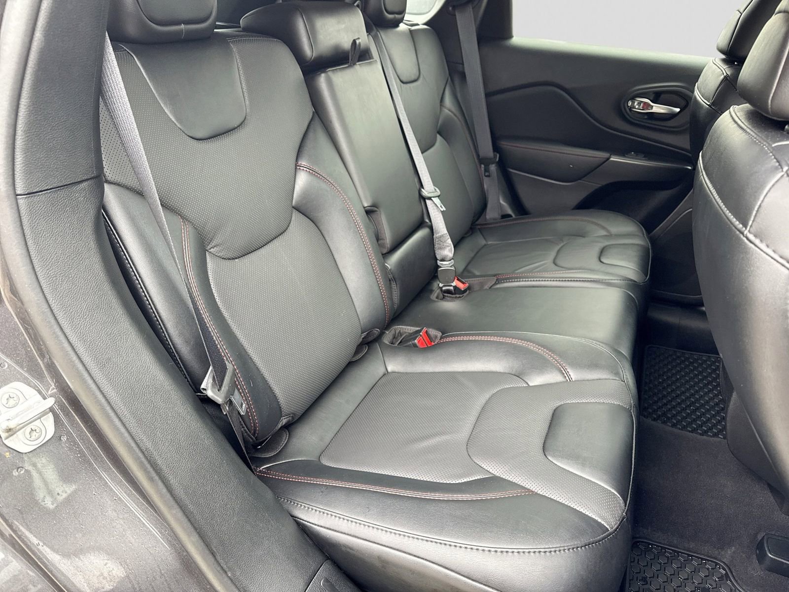 Used 2022 Jeep Cherokee Trailhawk w/ Trailhawk Elite Value Package AWD/4WD image 22