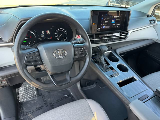 Used 2025 Toyota Sienna LE AWD/4WD image 3