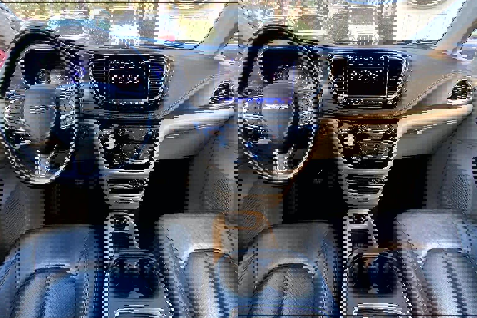 Used 2021 Chrysler Pacifica Touring-L image 12