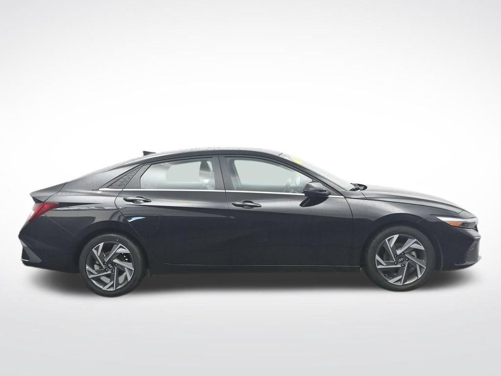 Used 2025 Hyundai Elantra Limited FWD image 4