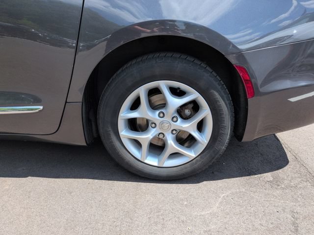 Used 2018 Chrysler Pacifica Touring-L Plus w/ Tire & Wheel Group FWD image 11