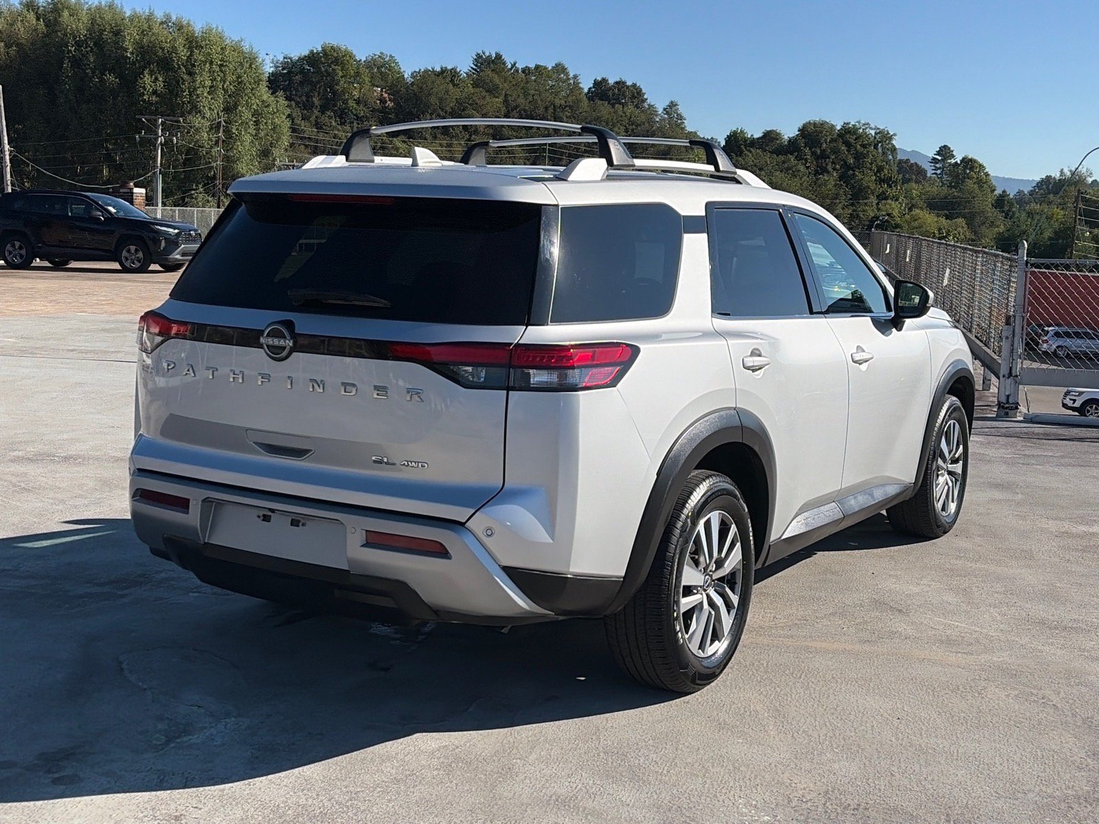 Used 2023 Nissan Pathfinder SL AWD/4WD image 3