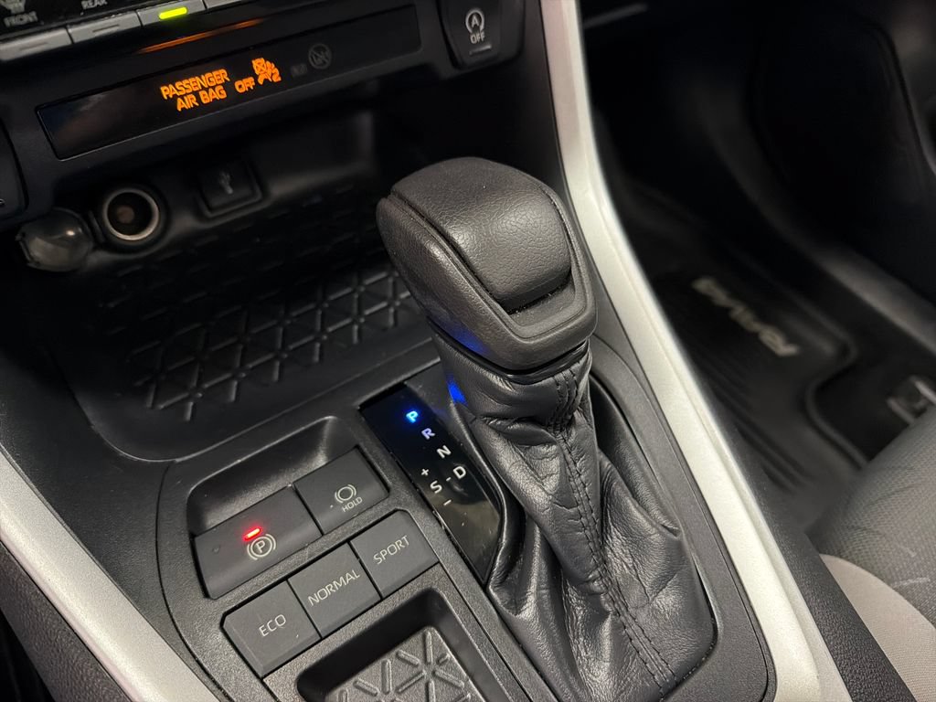 Used 2020 Toyota RAV4 XLE w/ Convenience Package FWD image 28