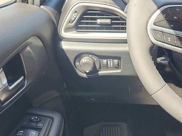 Used 2025 Chrysler Voyager LX FWD image 12